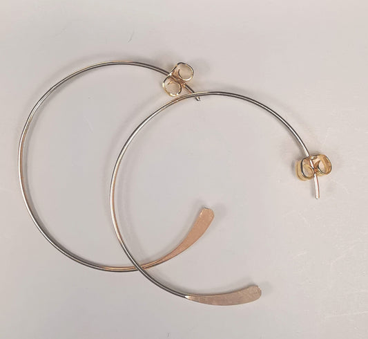Boucles d'oreilles , anneaux de trois quarts de cercle disposés dans le même sens, 28mm de diamètre, fil de 0.6mm, dont un coté est aplatit, et l'autre fin avec verrou de clou.. Le tout en or filé (3 à4 fois plus d'épaisseur d'or que le plaqué or).