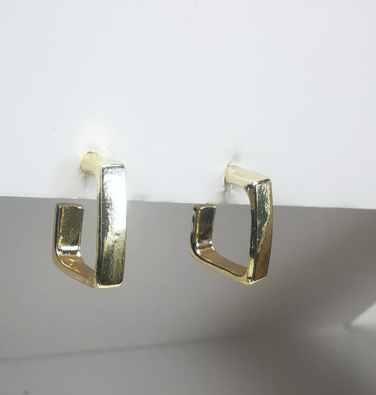 Boucles d'oreilles dorées, carrées, de 15mm de coté ,avec section rectangulaire, présentées suspendues sous un support, cote à cote. Vue de gauche.